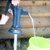 Прокачка воды ручным насосом